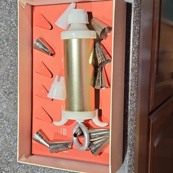 Vintage Cake Decorating Set. - Picture 4 of 4